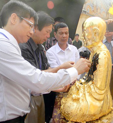 Thếp vàng pho tượng gốm Phật hoàng Trần Nhân Tông.